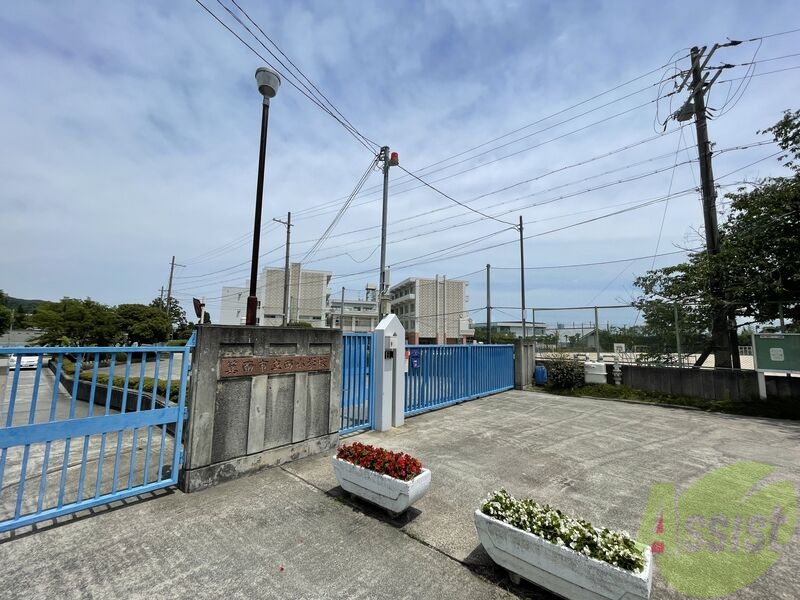 小学校　箕面市立西小学校（小学校）まで928m