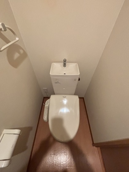 トイレ　※写真は参考別号室です