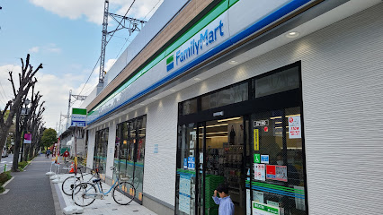 コンビニ　ファミリーマート 西台駅西口店（コンビニ）まで332m