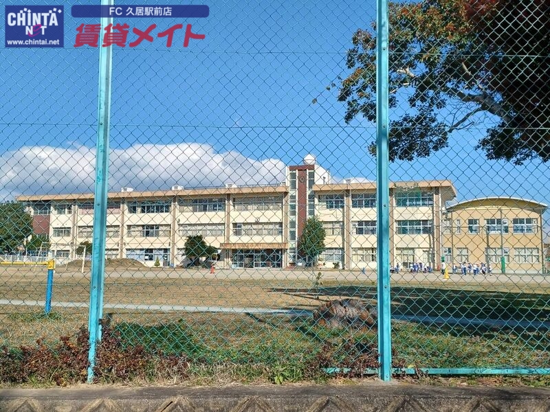 小学校　松阪市立中川小学校（小学校）まで922m