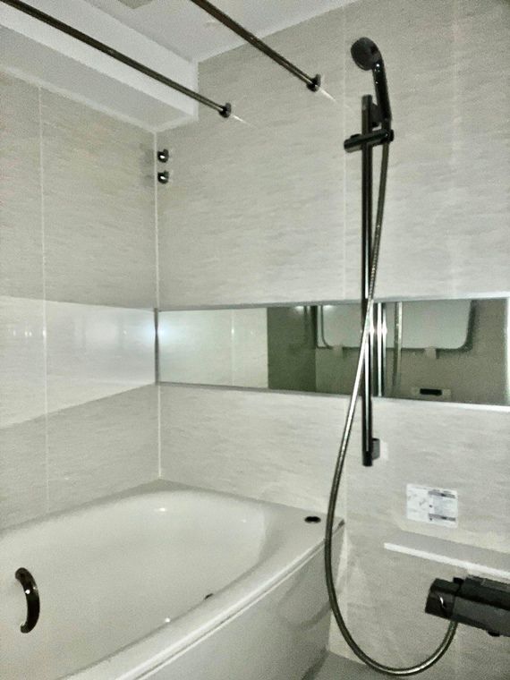バス・シャワールーム　※同建物内・別タイプの参考写真です。