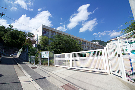 小学校　神戸市立鶴甲小学校（小学校）まで881m