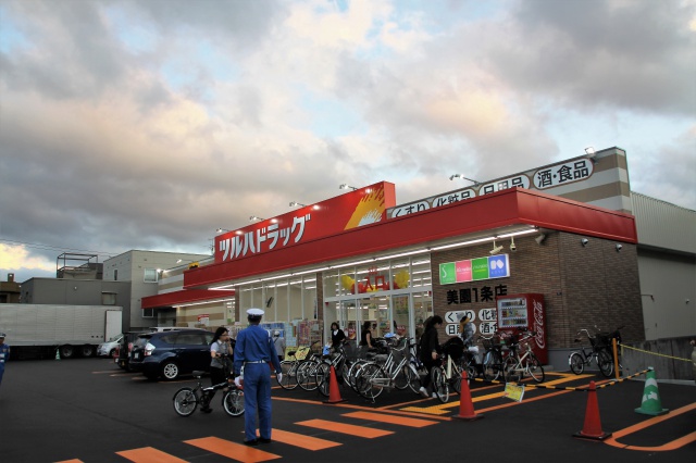 ドラックストア　ツルハドラッグ美園1条店（ドラッグストア）まで526m