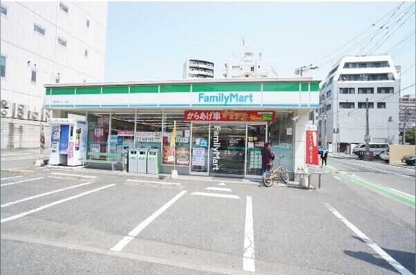 コンビニ　ファミリーマート博多豊二丁目店（コンビニ）まで744m