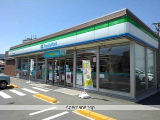 コンビニ　ファミリーマート（コンビニ）まで750m