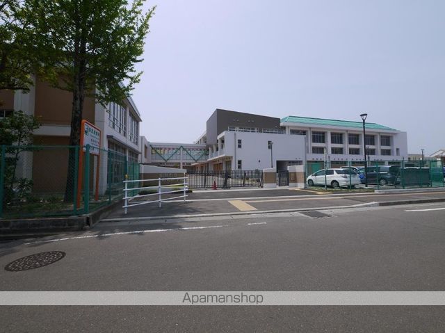 中学校　仙台市立岩切中学校（中学校）まで842m