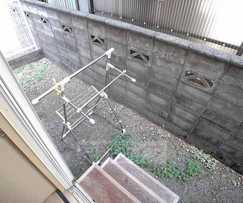 バルコニー　１階は小庭になってます