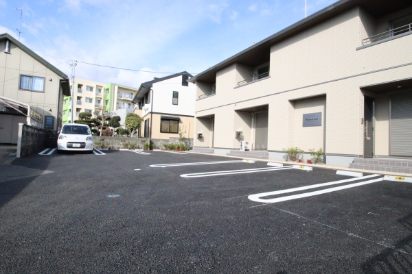 駐車場　駐車場は各世帯並列2台付きです☆