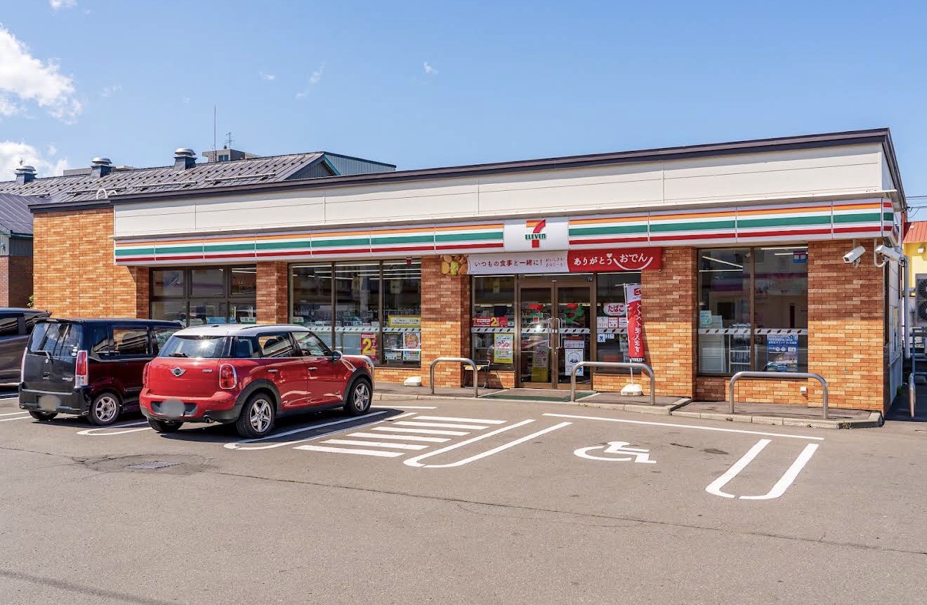 コンビニ　セブンイレブン札幌北12条東店（コンビニ）まで513m