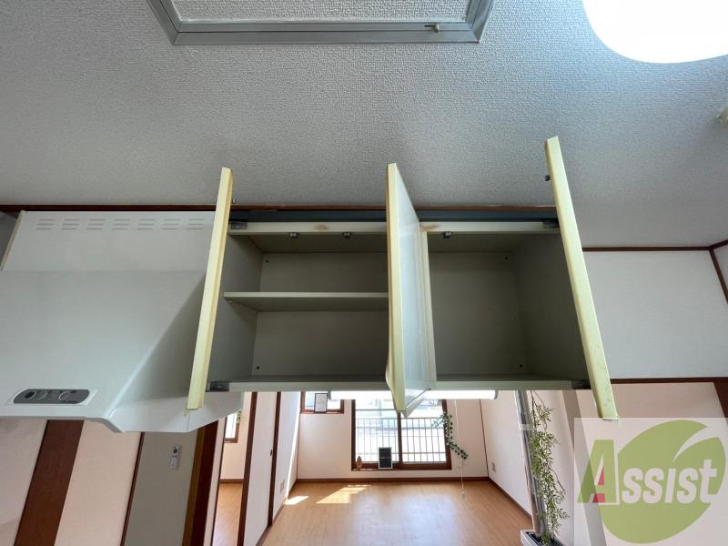 眺望　キッチン上部の棚に台所用品や食器などを入れることができます。