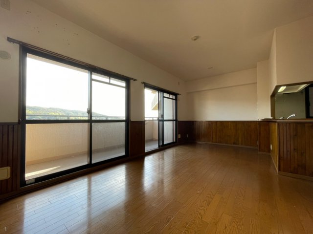 アンビエントジェーム山II番館の居間写真
