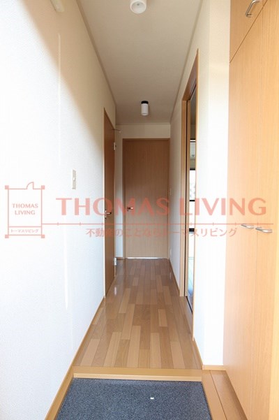 玄関　各部屋に扉が付いてるため、急な来客にも安心です。