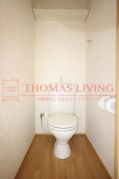 トイレ　便利な棚付きのトイレです。