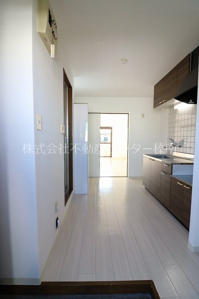 玄関　照明器具付きます