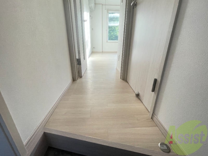 玄関　玄関からの様子になります。すぐにお部屋が見えないので安心です
