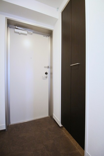 玄関　※同間取り別部屋の写真です。建具やクロスの色など異なる場合が