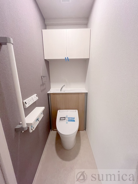 トイレ　人気アイテムの温水洗浄便座。清潔感のあるトイレです。