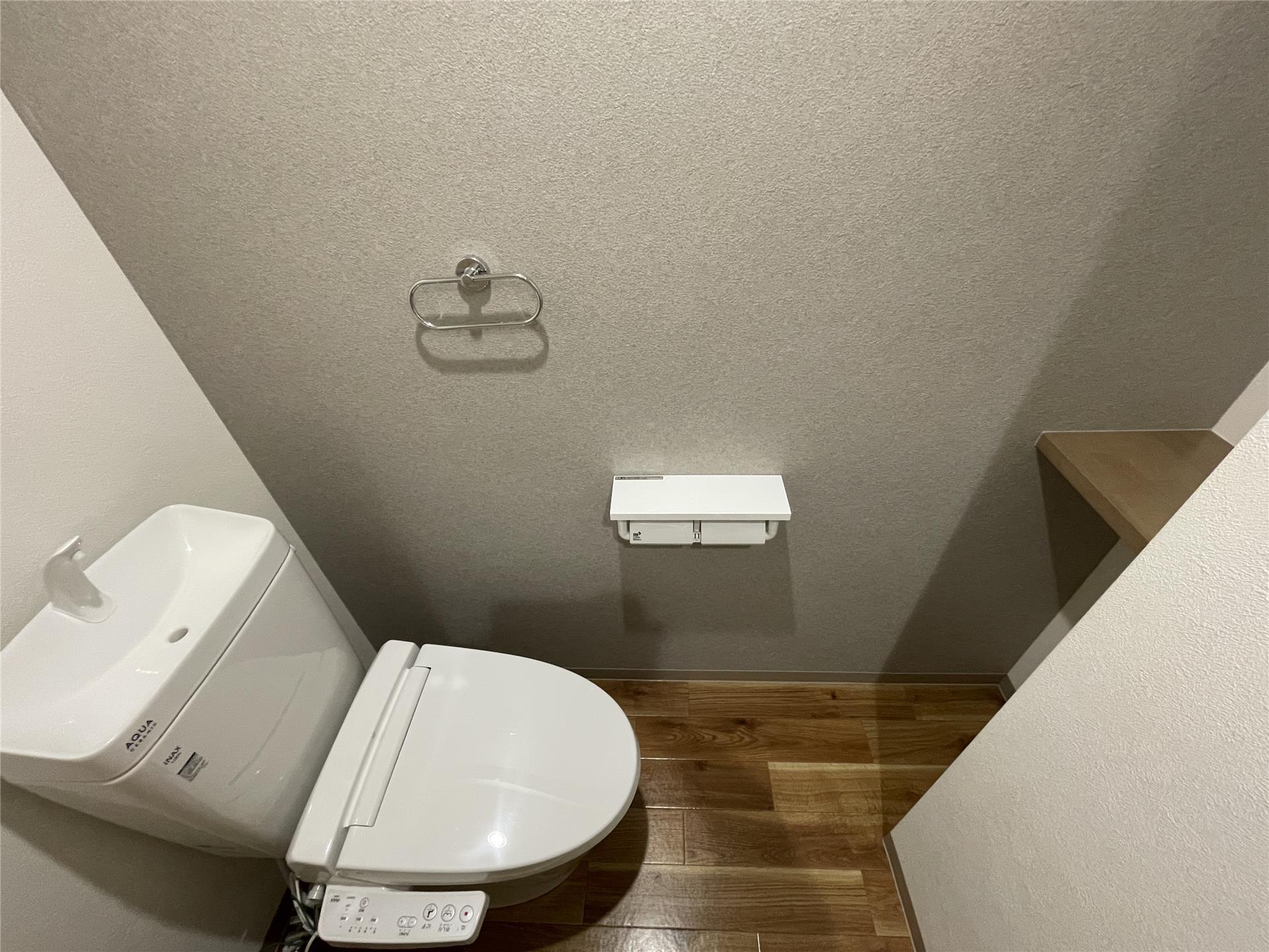 トイレ　トイレットペーパーなどが保管できる棚付きのトイレです
