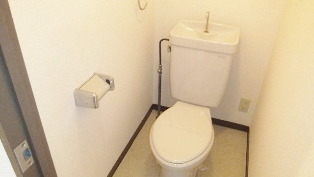 トイレ　トイレ上部に棚ついています
