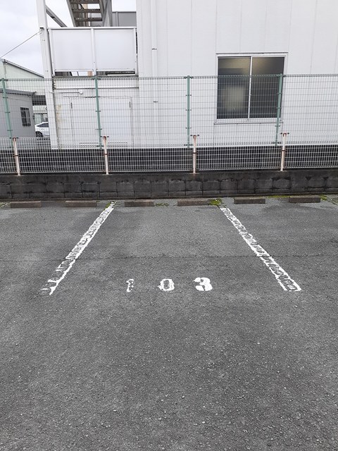 駐車場　駐車場があるので、車を買う予定の方も安心です