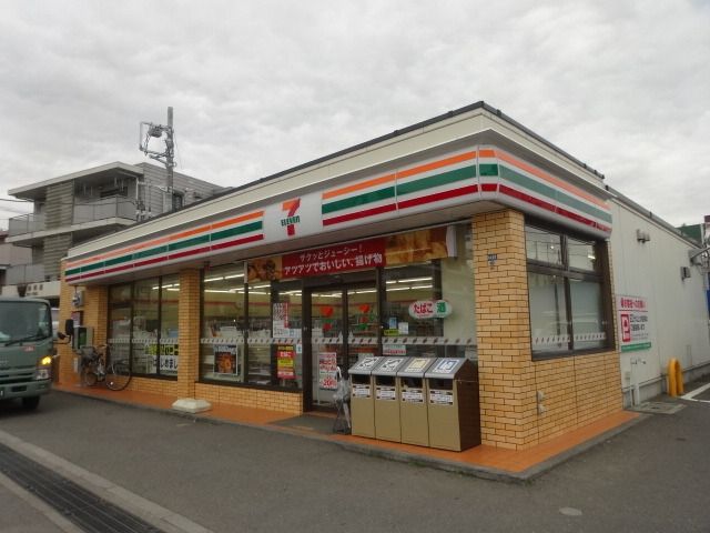 コンビニ　セブンイレブン横浜関店（コンビニ）まで724m