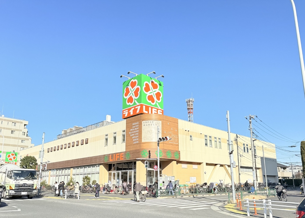 スーパー　ライフ 六町駅前店（スーパー）まで213m