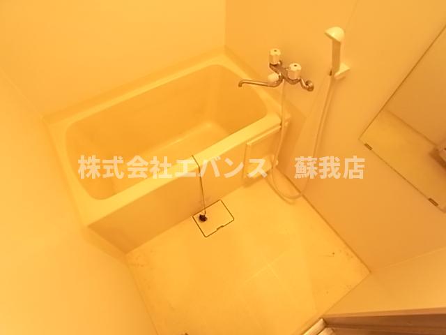 バス・シャワールーム　コンパクトで使いやすいお風呂です