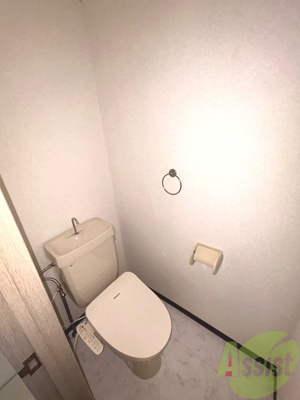 トイレ　嬉しいウォシュレット機能付きです。シャワートイレは便利ですね