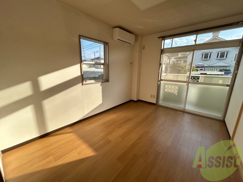 居室・リビング　６帖の洋室です。二面採光のため、お部屋が明るいですね。