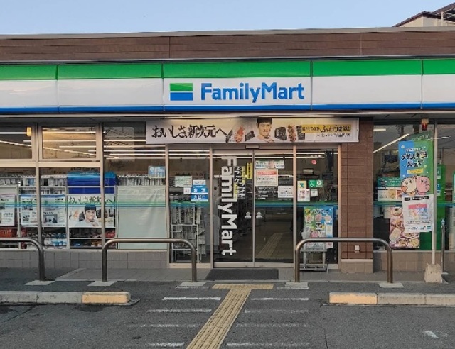 コンビニ　ファミリーマート富田林甲田一丁目店（コンビニ）まで164m