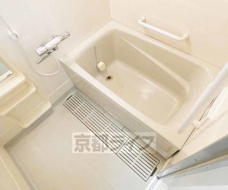 バス・シャワールーム　鏡の付いた便利なお風呂