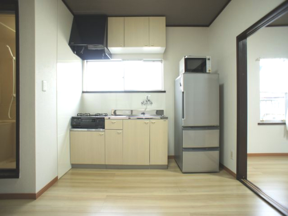 キッチン　便利な吊戸棚が付いています♪