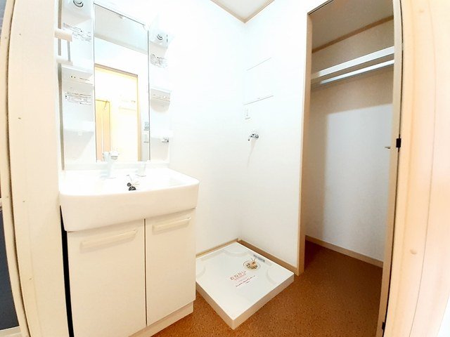 洗面設備　明るい洗面所です