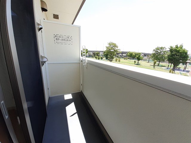 バルコニー　暖かな日差しのふりそそぐバルコニー