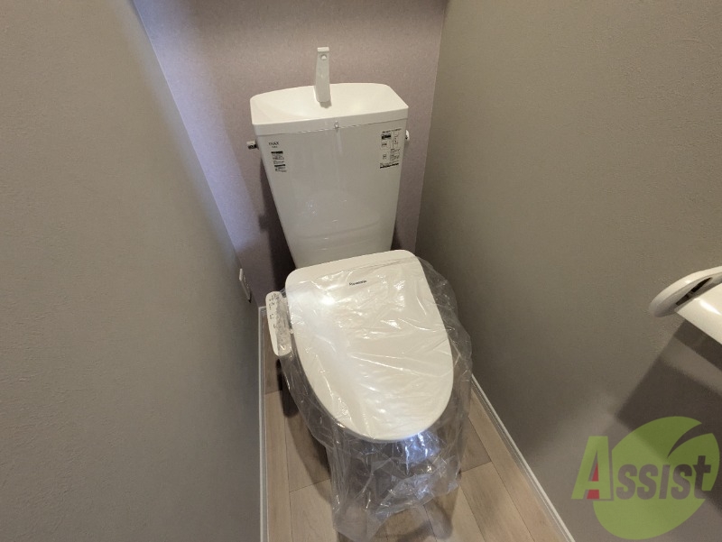トイレ　お手洗いはうれしいウォシュレット付きです。