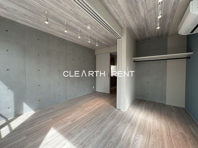 その他部屋・スペース　フローリングと同様の天井でおしゃれな雰囲気を演出/ネット無料