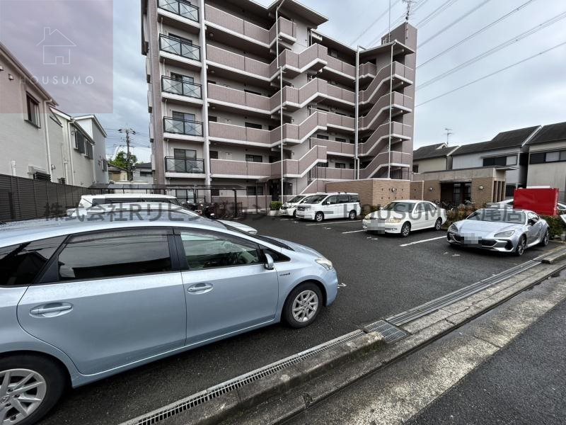 駐車場　駐車場があるので、車を買う予定の方も安心です