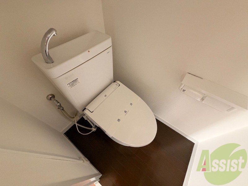 トイレ　トイレは温水洗浄便座です。シンプルな雰囲気になっています。