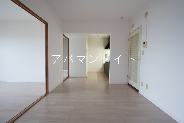 居室・リビング　こちらの居間で趣味の時間をお楽しみください