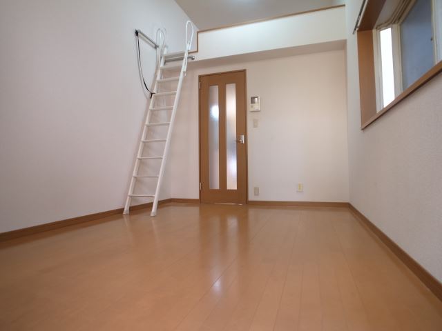 居室・リビング　写真は別号室のものです（側面窓はありません）