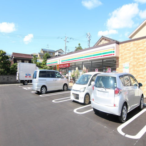コンビニ　セブンイレブン（コンビニ）まで300m
