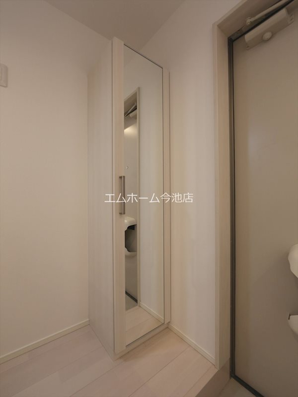玄関　玄関　シューズボックス付（収納充実してます）
