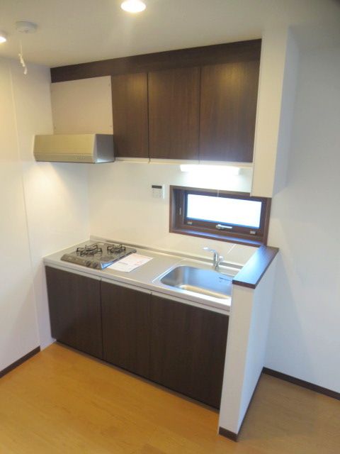 キッチン　ガス２口のシステムキッチン！窓もあってイイ感じ♪