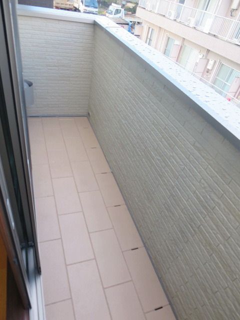 バルコニー　バルコニーに出て洗濯物を干したい方は迷わず２階で