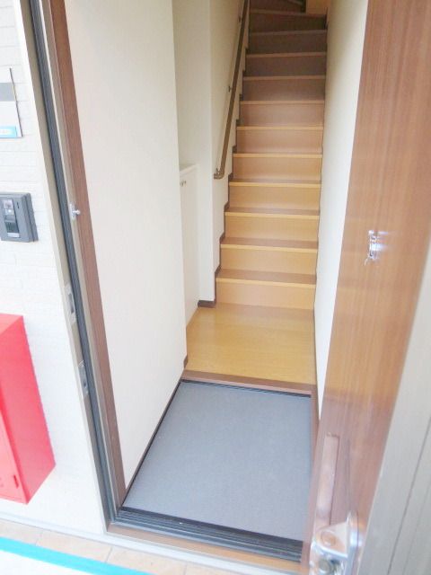 玄関　１階の玄関を開けると・・・　照明はセンサーライトです♪