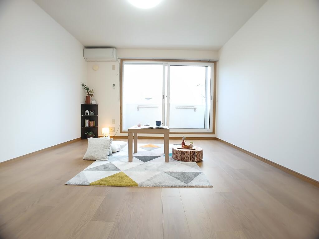 居室・リビング　ひろびろ9.5帖の室内！日当たり良好！