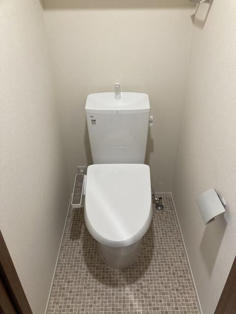 東京メトロ千代田線 西日暮里駅 徒歩4分 5階建 築1年のトイレ写真