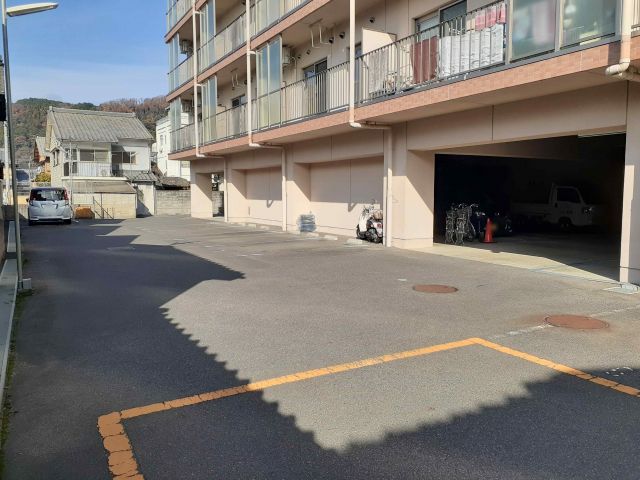 【名張市松崎町のマンションの駐車場】