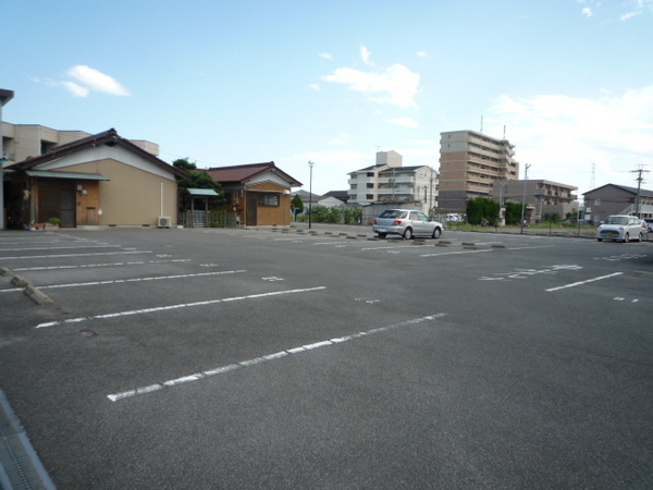 【ロイヤル江戸橋の駐車場】