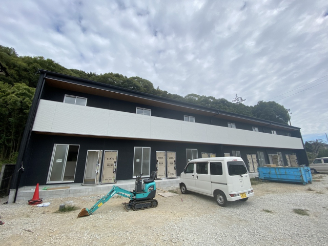 【松山市高岡町のアパートの建物外観】